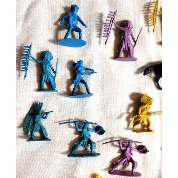 Cowboys Indians Plastic Toy Lot Vintage 28 Pieces Horses Western Style Figures - Picture 4 of 15